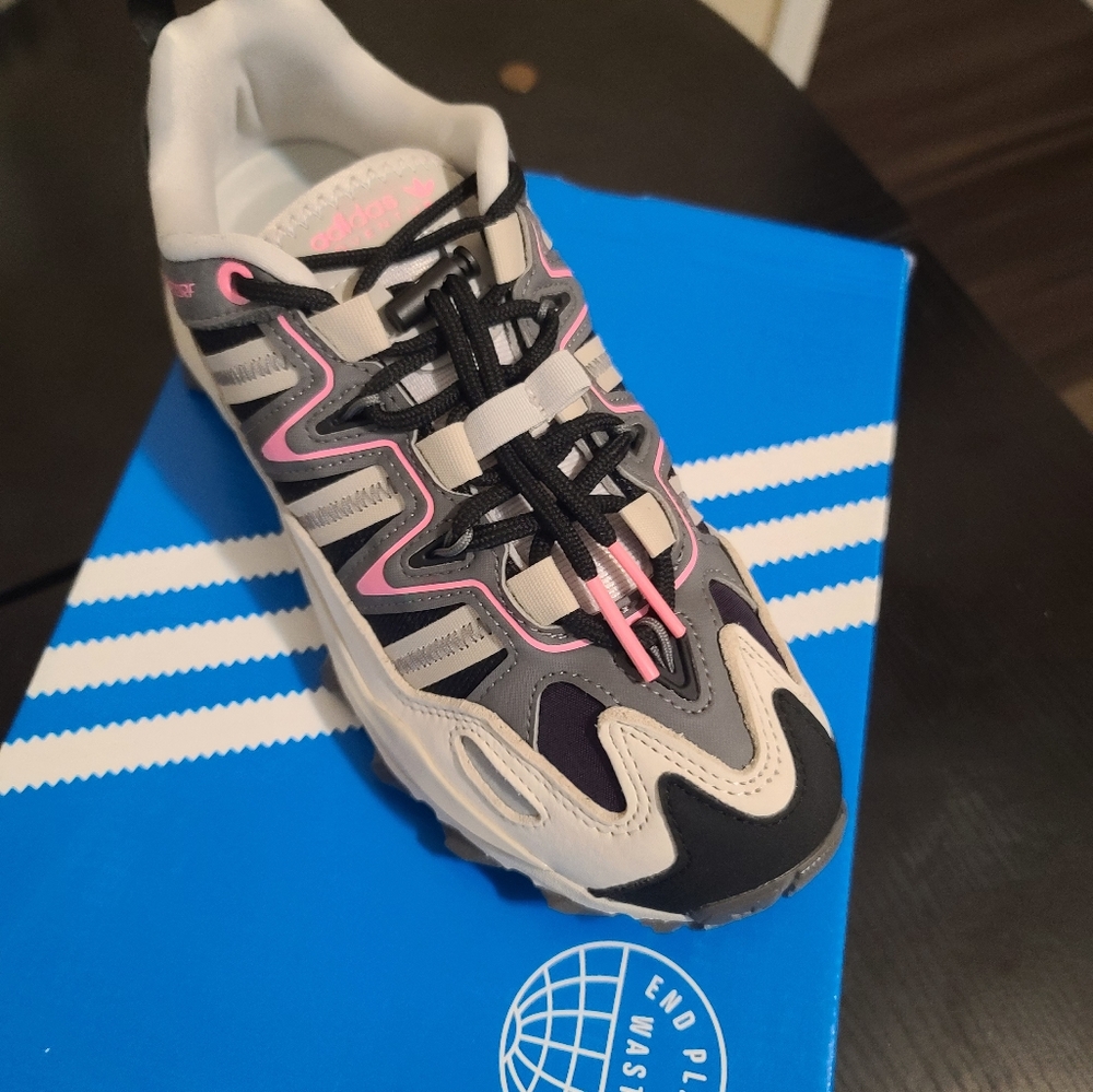 Adidas adventure wmns sneakers retail 140.00